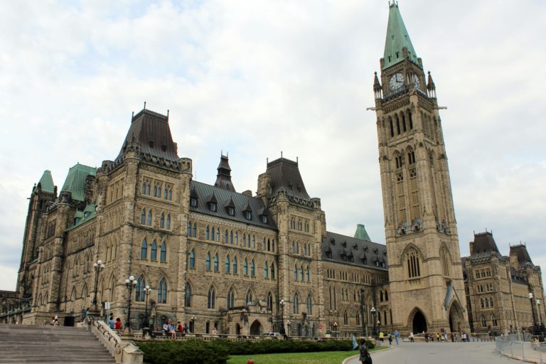 Política: Políticos de Ontário fazem campanha em Ottawa após pausa nas tarifas