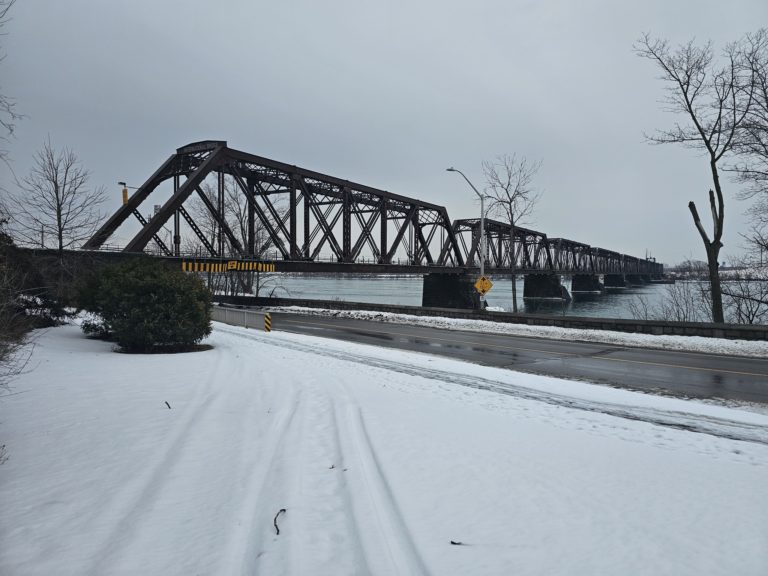 Fronteiras: RCMP detém 2 suspeitos de contrabando e resgata 5 pessoas no Quebec