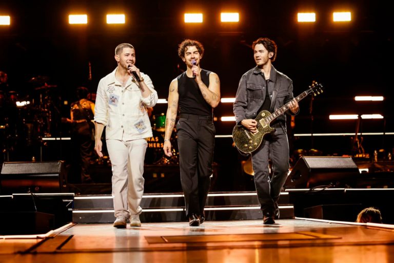 Música: Jonas Brothers surpreendem fãs em noite de quiz em bar de Toronto