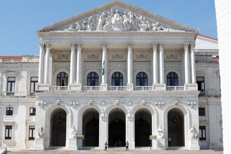 Parlamento debate hoje revisão do regime jurídico das instituições de ensino superior