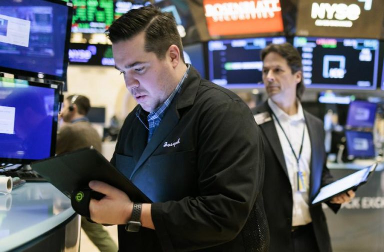 Wall Street fecha no vermelho depois de os EUA imporem tarifas ao Canadá e México
