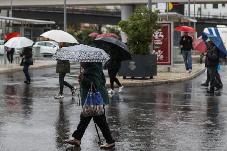 Oito distritos sob aviso amarelo e 4 sob aviso laranja por chuva e agitação do mar