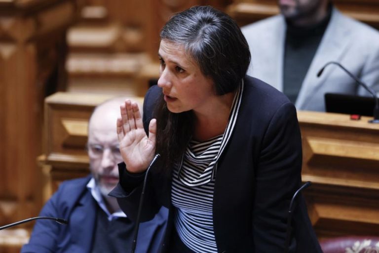 Parlamento evoca hoje 50 anos da “universalização do direito das mulheres ao voto” em Portugal