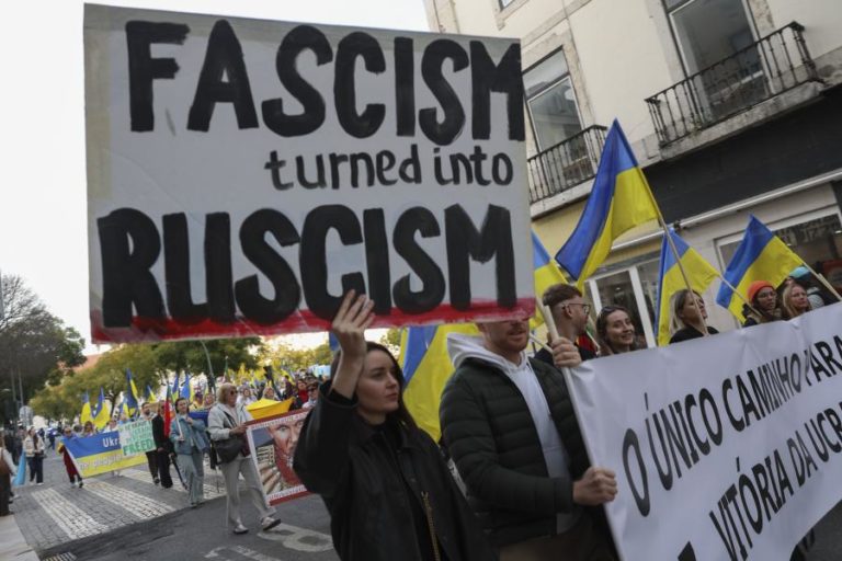 Comunidade ucraniana protesta contra “virar de costas” de Trump junto da Embaixada dos EUA