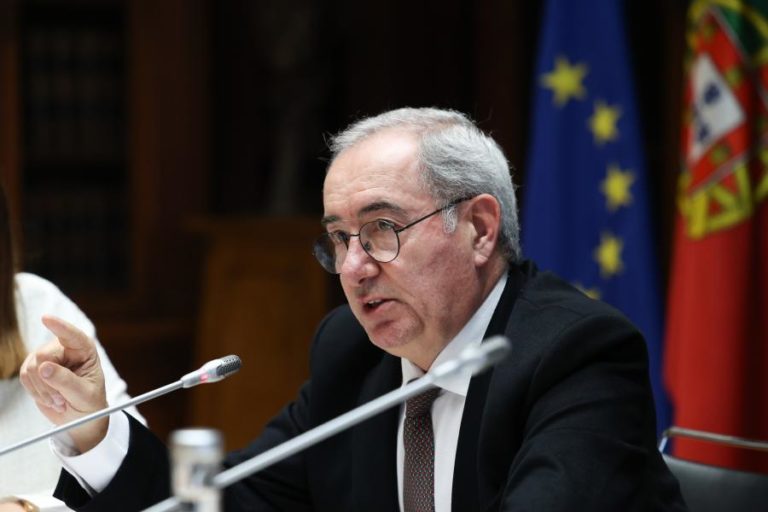 Governo admite “problemas complicados” sobre salários de professores no estrangeiro