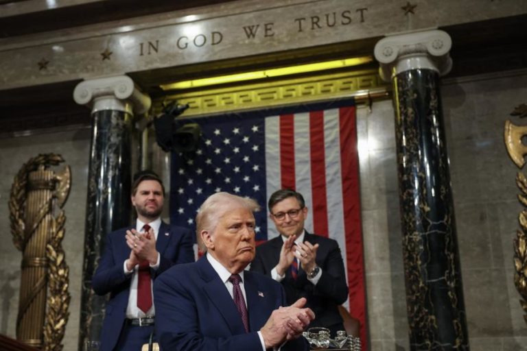 Trump aplica isenção de um mês em tarifas à importação do México e Canadá