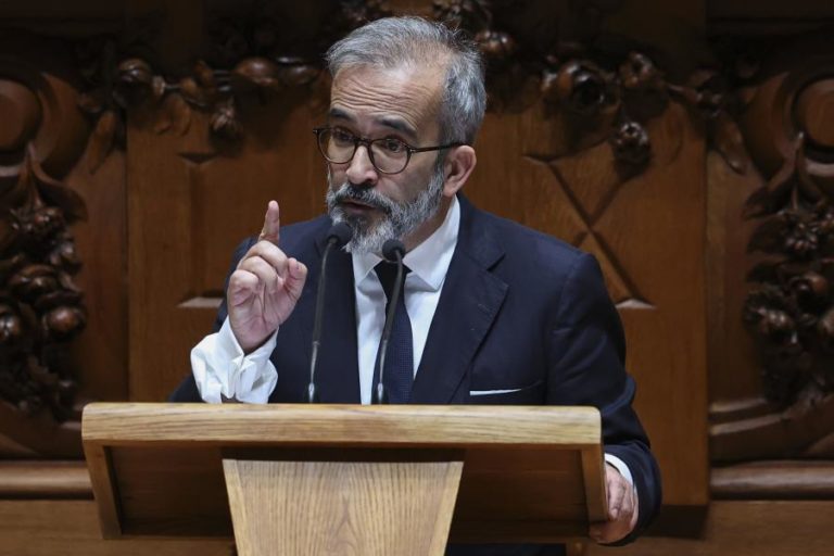 Governo desafia PS a abster-se na moção de confiança “se quer tanto” comissão de inquérito