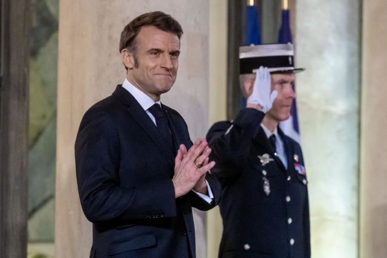Macron propõe debate sobre dissuasão nuclear alargada aos aliados europeus