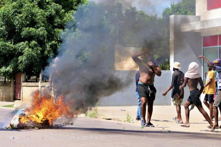 Manifestantes bloqueiam principal estrada moçambicana em Inhambane