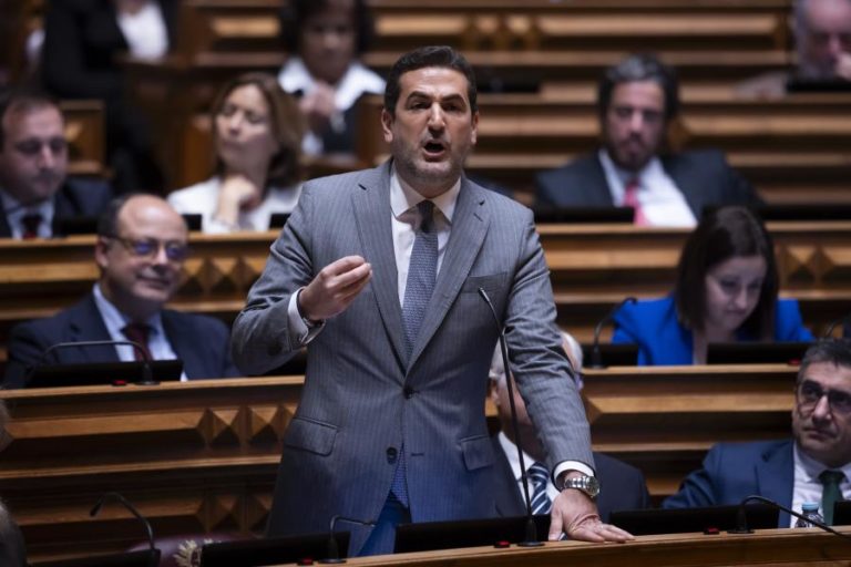 Hugo Soares acusa PS de se comportar como o Chega “vestido em casaco de peles”
