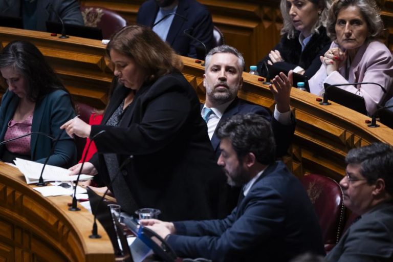 Sessão suspensa por uma hora antes da votação da moção de confiança