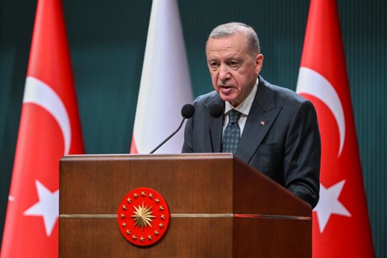 Erdogan exige que o grupo armado PKK ouça o seu líder e entregue as armas