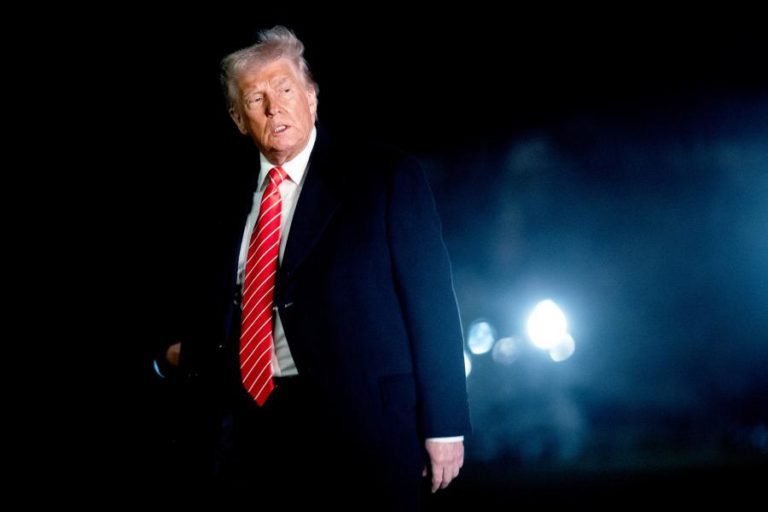 Trump anuncia tarifas de 25% contra países que comprem petróleo venezuelano