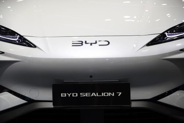 BYD ultrapassa Tesla em vendas com subida de 23% em 2024 para 99,29 mil ME