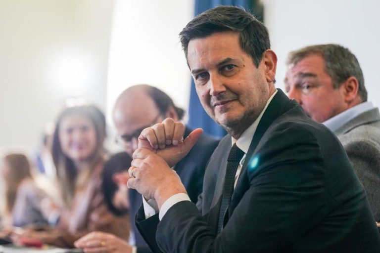 IL promete baixar impostos para romper com estagnação económica