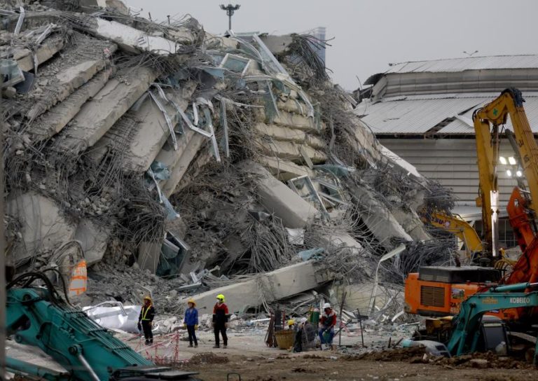 Busca por sobreviventes continua 72 horas após colapso de edifício na Tailândia