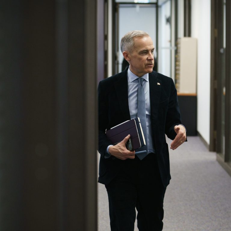 Política: Carney inicia mandato com medidas económicas e tensões comerciais