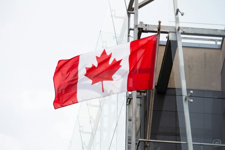 Inquérito: Canadianos apoiam medidas de retaliação contra os EUA