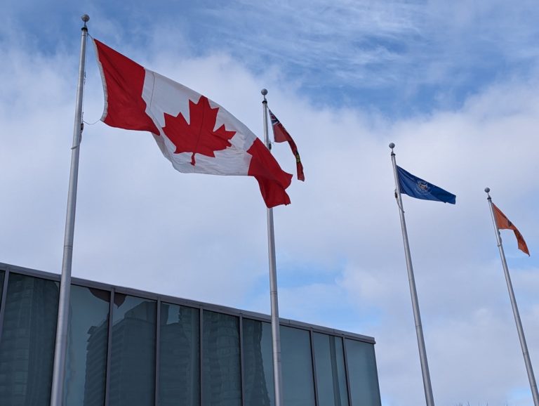 Guerra comercial: Cidades canadianas removem bandeiras dos EUA em protesto contra Trump