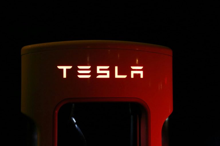 Guerra comercial: Tesla perde incentivos em British Columbia