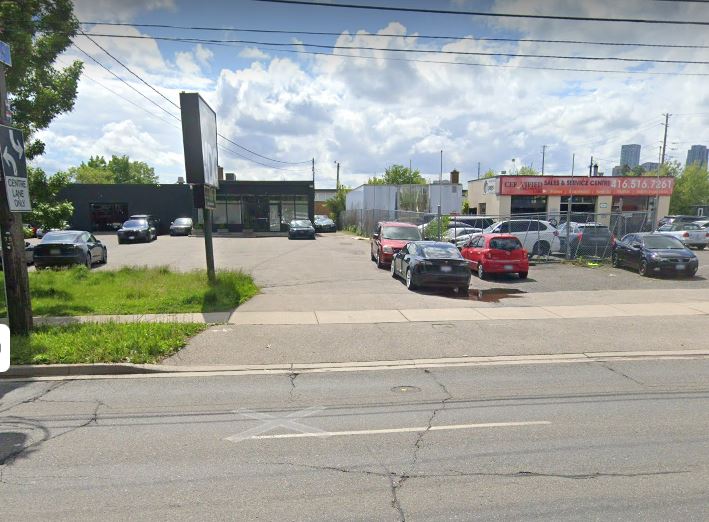 Fogo posto em concessionárias e roubo de carro sob investigação em Toronto