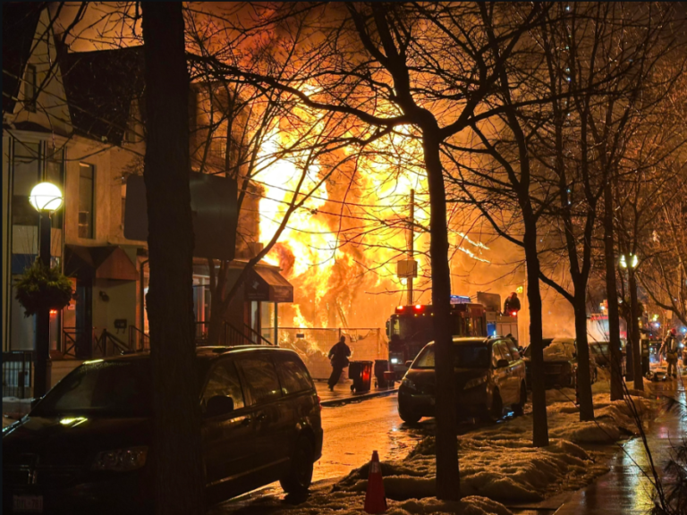 Incêndio: 6 prédios destruídos pelas chamas em Yorkville, sem registo de feridos