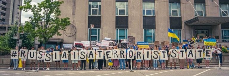 Manifestação: Centenas protestam em Toronto contra corte de ajuda à Ucrânia