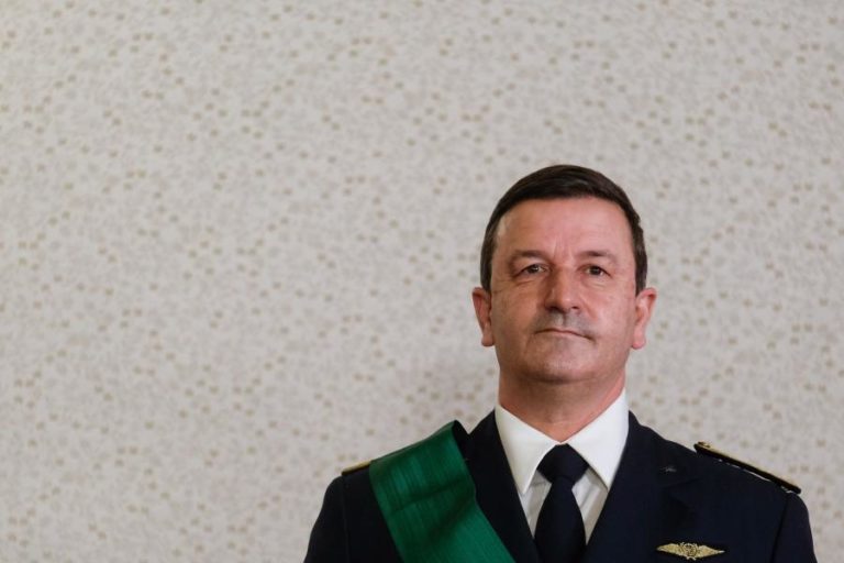 Portugal apresenta o seu primeiro avião civil-militar LUS-222 e procura contratos no Brasil