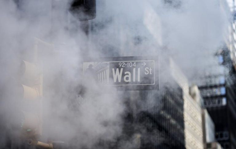 Wall Street fecha sem rumo com PIB a cair e contratações a desiludir