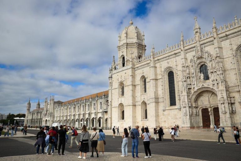 Trabalhadores de museus e monumentos nacionais em greve aos feriados a partir de hoje