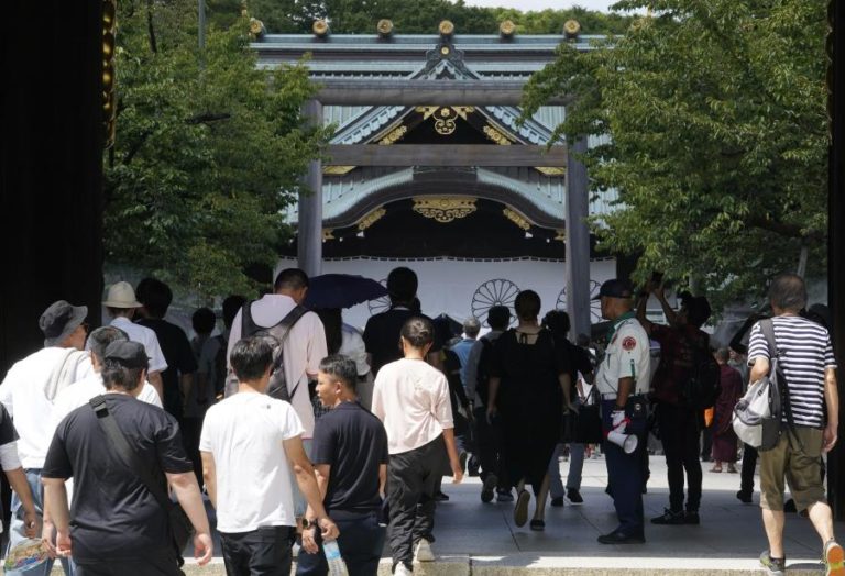 Líder japonês envia flores para polémico santuário por ocasião de festival
