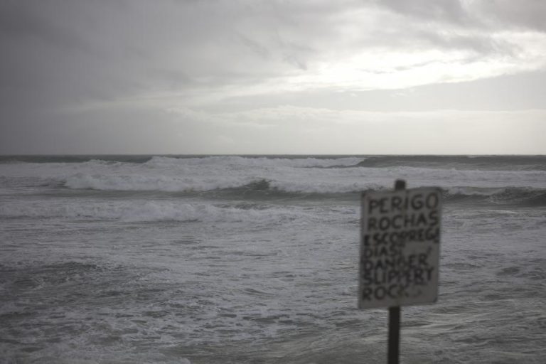 Mar está “alterado” e há risco para os banhistas