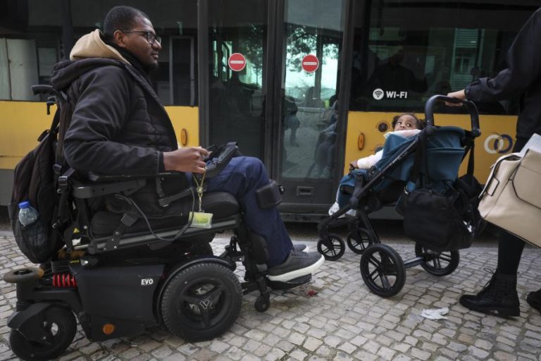 Obstáculos nos transportes públicos são uma constante para Cesaltina, Gerson e Rúben