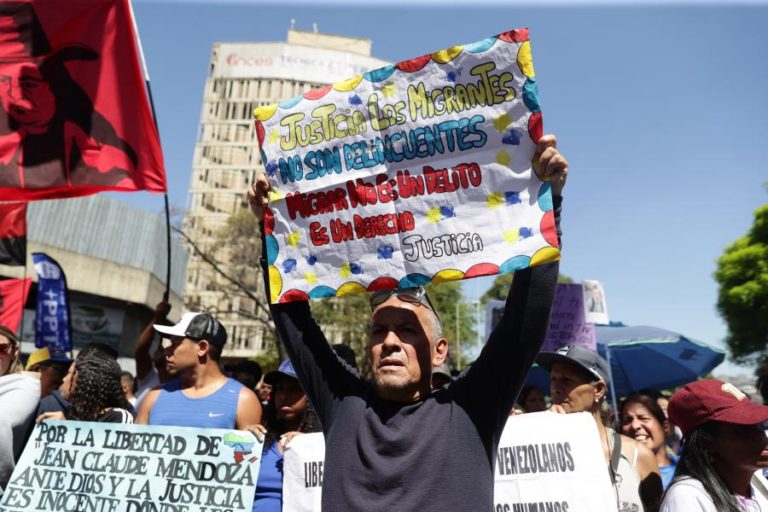 Comunistas comparam migrantes detidos em El Salvador a ativistas detidos na Venezuela