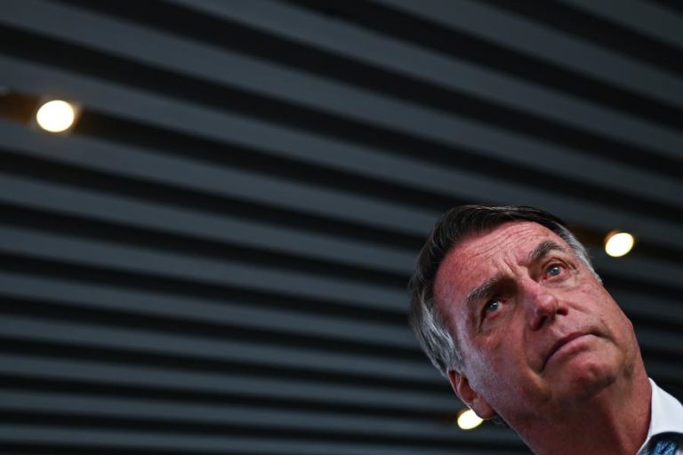 Bolsonaro começa a alimentar-se por via oral após quase três semanas no hospital