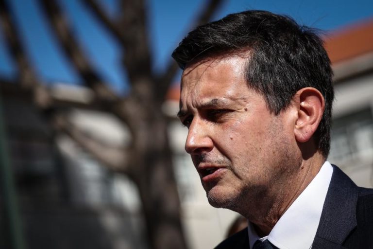 IL acusa Montenegro de “afronta aos portugueses” por só revelar agora dados sobre Spinumviva