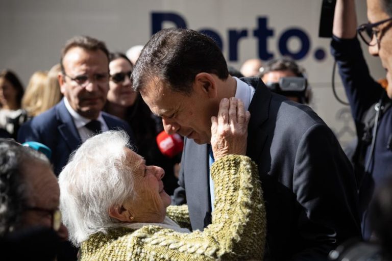 Montenegro distribui cumprimentos no Bolhão mas rejeita estar “propriamente” em campanha