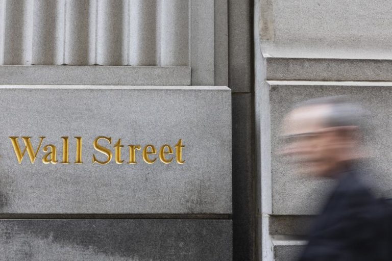 Wall Street em queda após contração da economia no 1.º trimestre