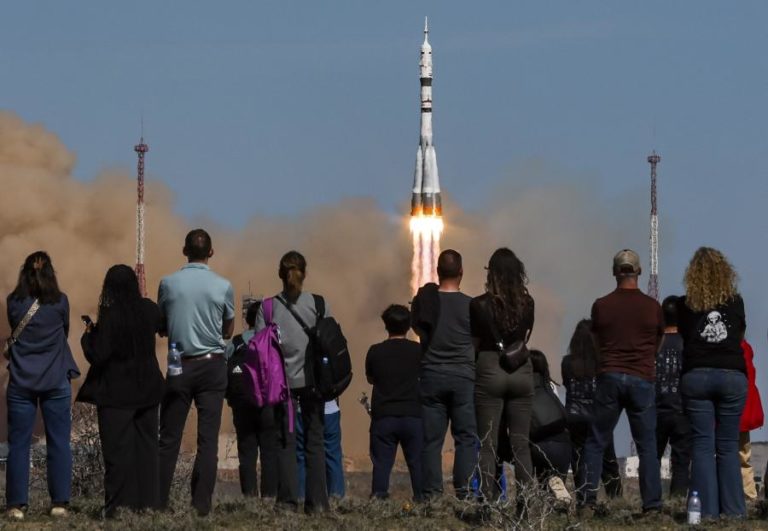 Nave espacial Soyuz MS-27 descola com dois russos e um norte-americano