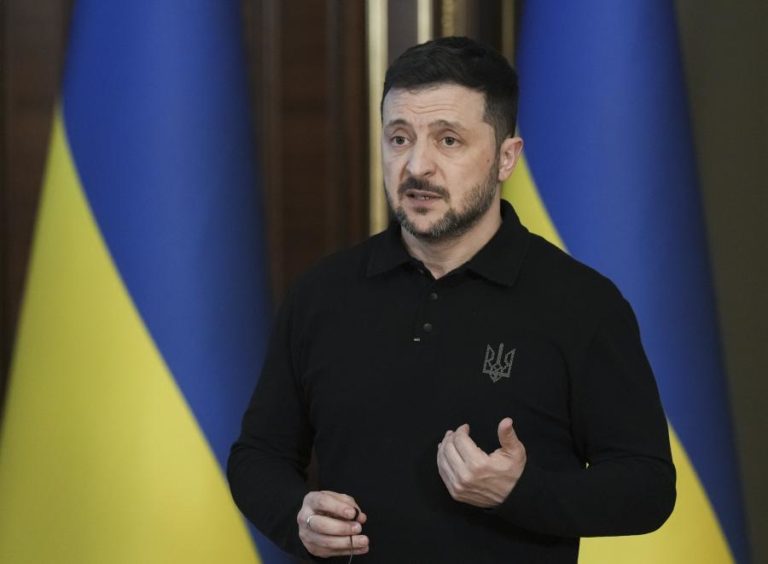 Zelensky aceita trégua de Putin mas assinala que ataques russos continuam