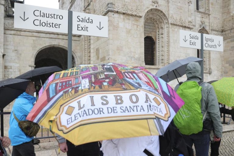 Turistas em Lisboa desapontados com monumentos fechados devido a greve