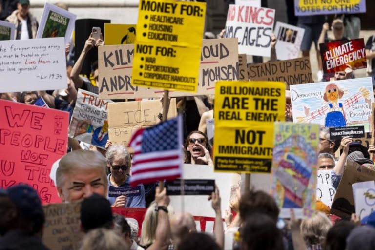 Milhares de pessoas saíram à rua em Nova Iorque em protesto ‘anti-Trump’
