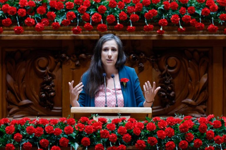 Livre afirma que a celebração “não se adia” e apela ao voto num “momento ameaçador”
