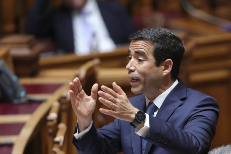 Leitão Amaro defende estratégia de comunicação do Governo e acusa PS de oportunismo