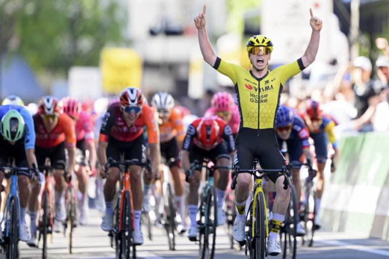 Matthew Brennan vence primeira etapa na Volta à Romandia e lidera a geral