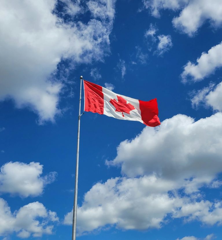 Guerra comercial torna-se mundial e Canadá reforça retaliações