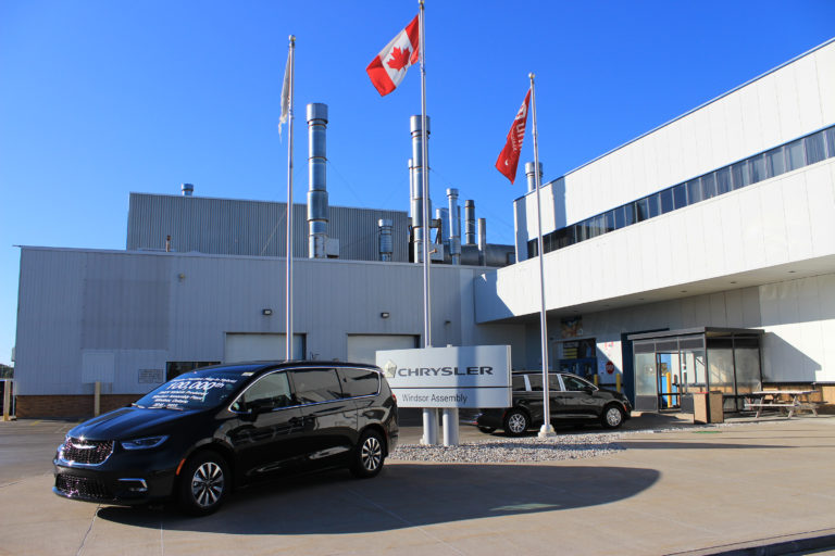 Canadá replica tarifas dos EUA no setor automóvel