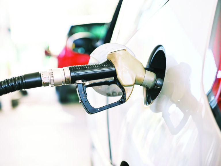 Preço da gasolina no Canadá regista queda histórica