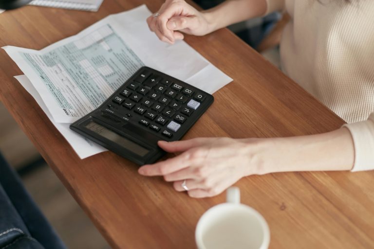 Empresas e consumidores canadianos antecipam recessão no próximo ano