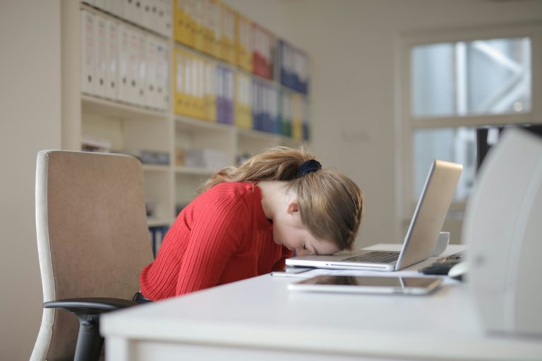 Trabalhadores canadianos entre os mais stressados do mundo, revela inquérito
